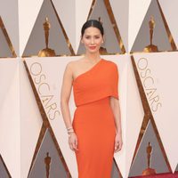 Olivia Munn en la alfombra roja en los Premios Oscar 2016
