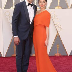 Olivia Munn y su novio Aaron Rodgers en la alfombra roja en los Premios Oscar 2016