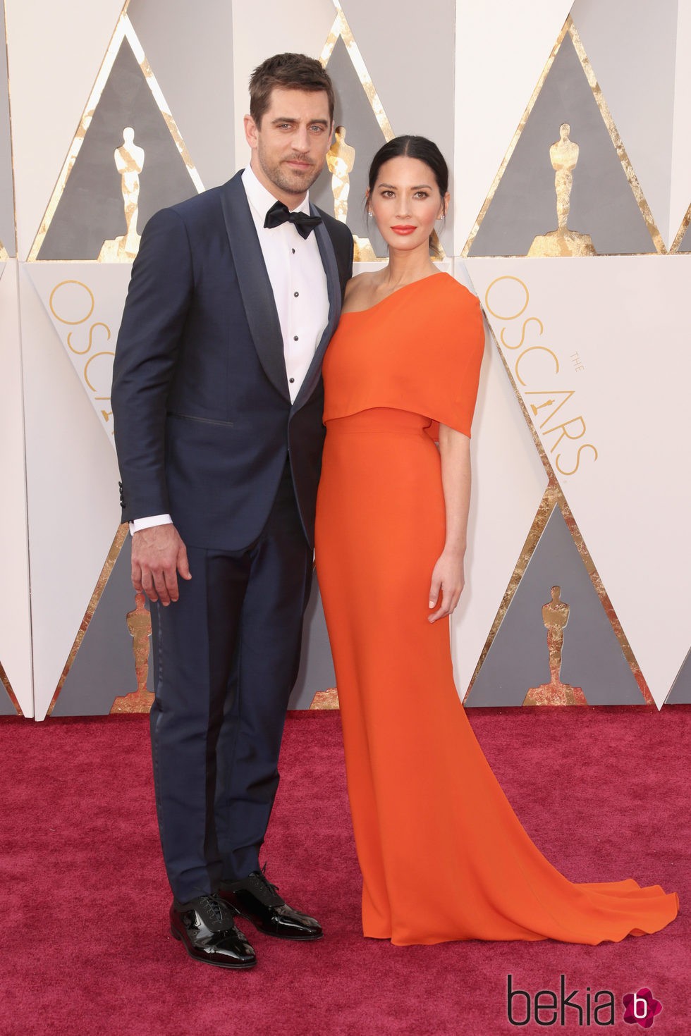 Olivia Munn y su novio Aaron Rodgers en la alfombra roja en los Premios Oscar 2016