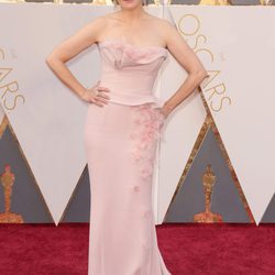 Jennifer Jason Leigh en la alfombra roja de los Premios Oscar 2016