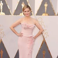 Jennifer Jason Leigh en la alfombra roja de los Premios Oscar 2016