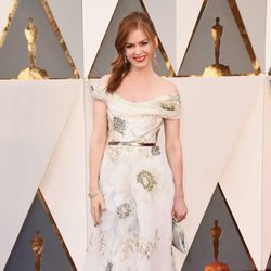 Isla Fisher en la alfombra roja en los Premios Oscar 2016