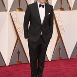 Sacha Baron Cohen en la alfombra roja de los Premios Oscar 2016