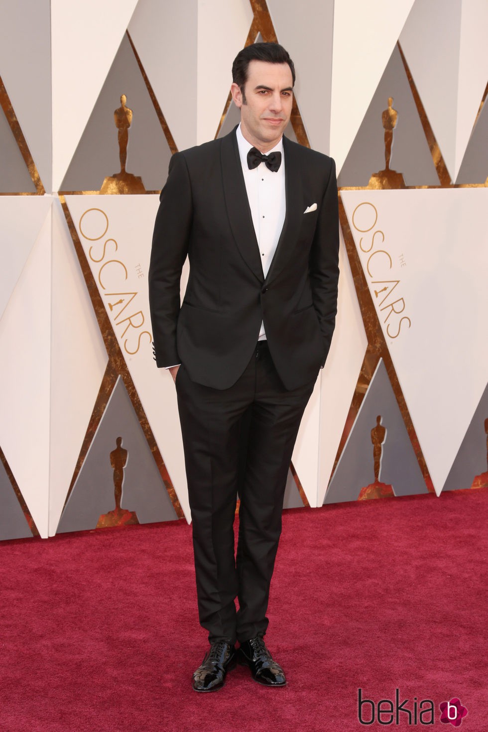 Sacha Baron Cohen en la alfombra roja de los Premios Oscar 2016