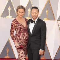 John Legend y su mujer Chrissy Teigen en la alfombra roja en los Premios Oscar 2016