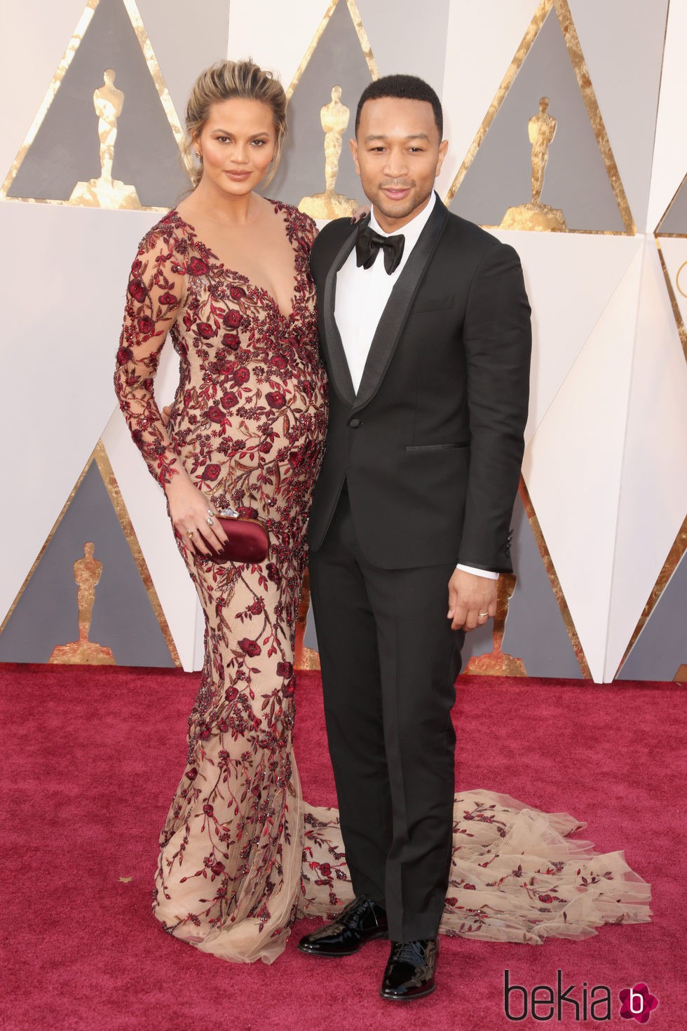 John Legend y su mujer Chrissy Teigen en la alfombra roja en los Premios Oscar 2016