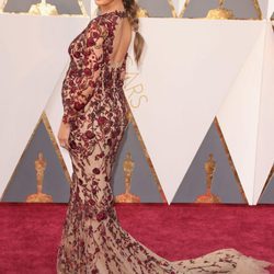 Chrissy Teigen en la alfombra roja en los Premios Oscar 2016