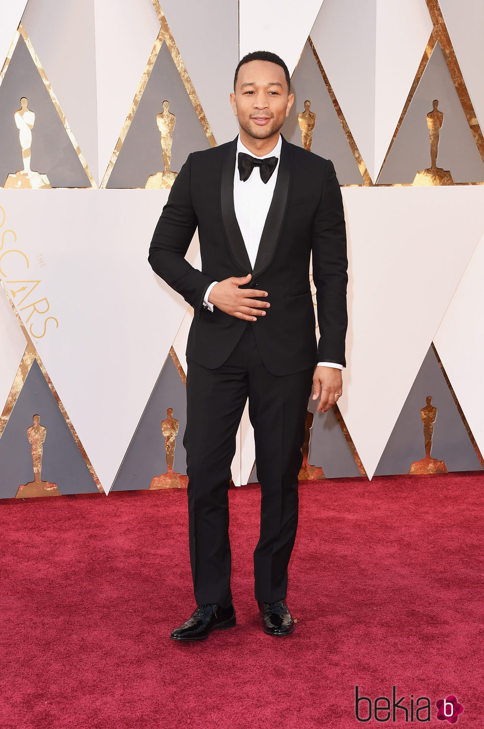 John Legend en la alfombra roja en los Premios Oscar 2016