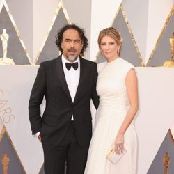 Alejandro González Iñárritu y su mujer Maria Eladia Hagerman en la alfombra roja de los Premios Oscar 2016