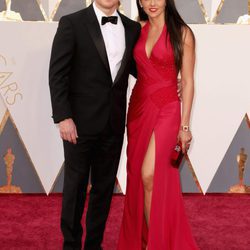 Matt Damon y su mujer Luciana Damon en la alfombra roja en los Premios Oscar 2016