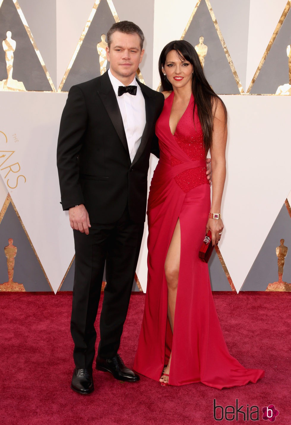 Matt Damon y su mujer Luciana Damon en la alfombra roja en los Premios Oscar 2016