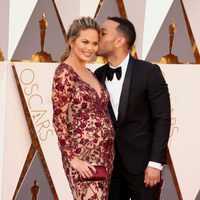 John Legend besando a Chrissy Teigen en la alfombra roja de los Premios Oscar 2016