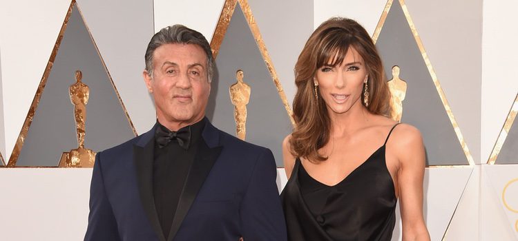 Sylvester Stallone y su mujer Jennifer Flavin en la alfombra roja en los Premios Oscar 2016
