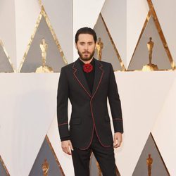 Jared Leto en la alfombra roja en los Premios Oscar 2016