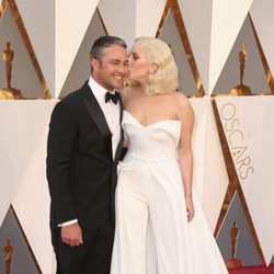 Lady Gaga besando a su prometido Taylor Kinney en la alfombra roja en los Premios Oscar 2016
