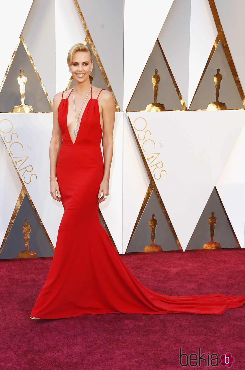 Charlize Theron en la alfombra roja de los Premios Oscar 2016