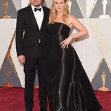 Kate Winslet y Leonardo DiCaprio en la alfombra roja de los Premios Oscar 2016