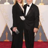 Steven Spielberg y su mujer Kate Capshaw en la alfombra roja de los Premios Oscar 2016