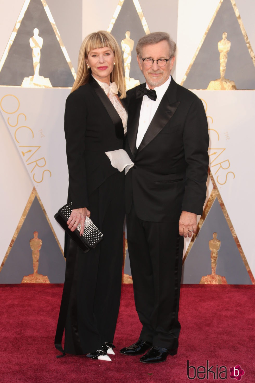 Steven Spielberg y su mujer Kate Capshaw en la alfombra roja de los Premios Oscar 2016