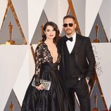 Tom Hardy y su mujer Charlotte Riley en la alfombra roja de los Premios Oscar 2016