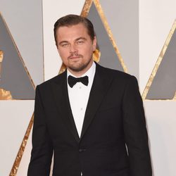 Leonardo DiCaprio en la alfombra roja de los Premios Oscar 2016