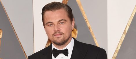 Leonardo DiCaprio en la alfombra roja de los Premios Oscar 2016