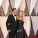 Kate Winslet observa de forma cariñosa a Leonardo DiCaprio en la alfombra roja de los Premios Oscar 2016
