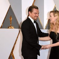 Kate Winslet bromea Leonardo DiCaprio en la alfombra roja de los Premios Oscar 2016