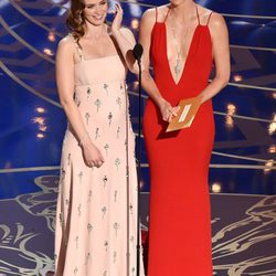 Emily Blunt y Charlize Theron dando un estatuilla gala de los Premios Oscar 2016