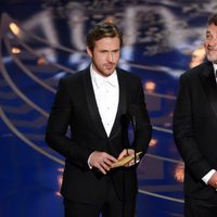 Ryan Gosling y Russell Crowe dando un estatuilla gala de los Premios Oscar 2016