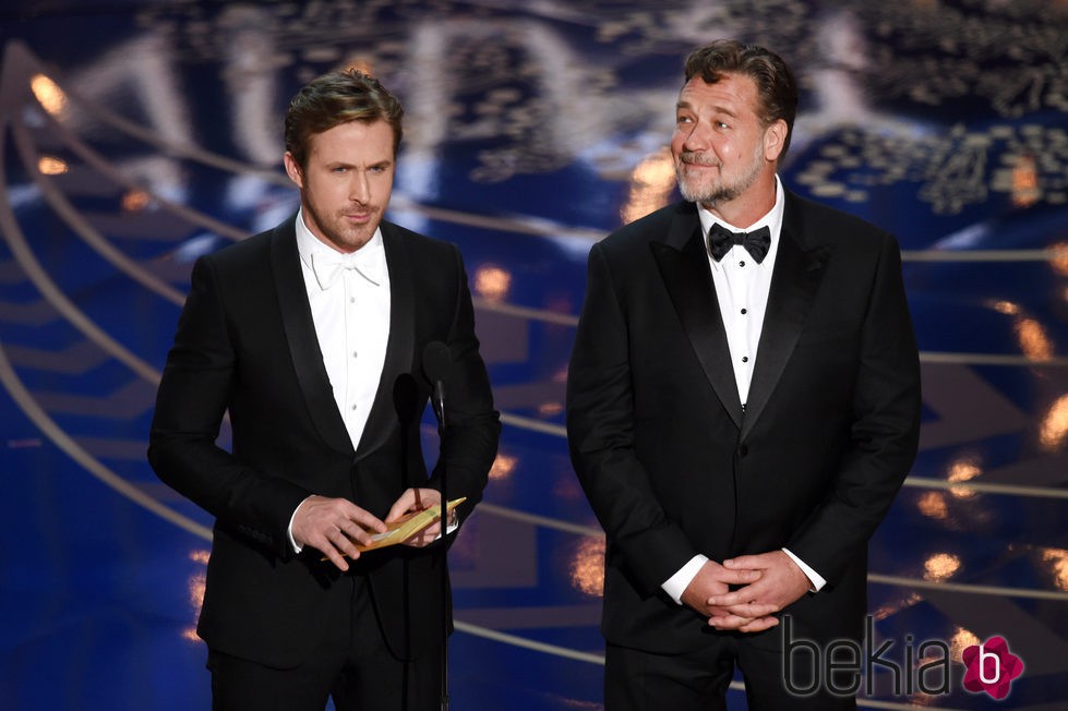 Ryan Gosling y Russell Crowe dando un estatuilla gala de los Premios Oscar 2016