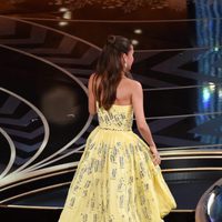 Alicia Vikander subiendo a recoger su Oscar 2016 a Mejor actriz de reparto