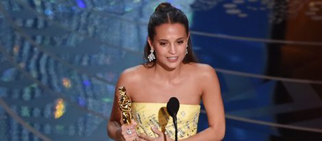 Alicia Vikander recogiendo su Oscar 2016 a Mejor actriz de reparto