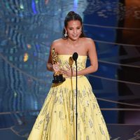 Alicia Vikander recogiendo su Oscar 2016 a Mejor actriz de reparto