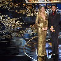 Margot Robbie y Jared Leto en la gala de los Premios Oscar 2016