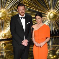 Jason Segel y Olivia Munn dando un estatuilla gala de los Premios Oscar 2016