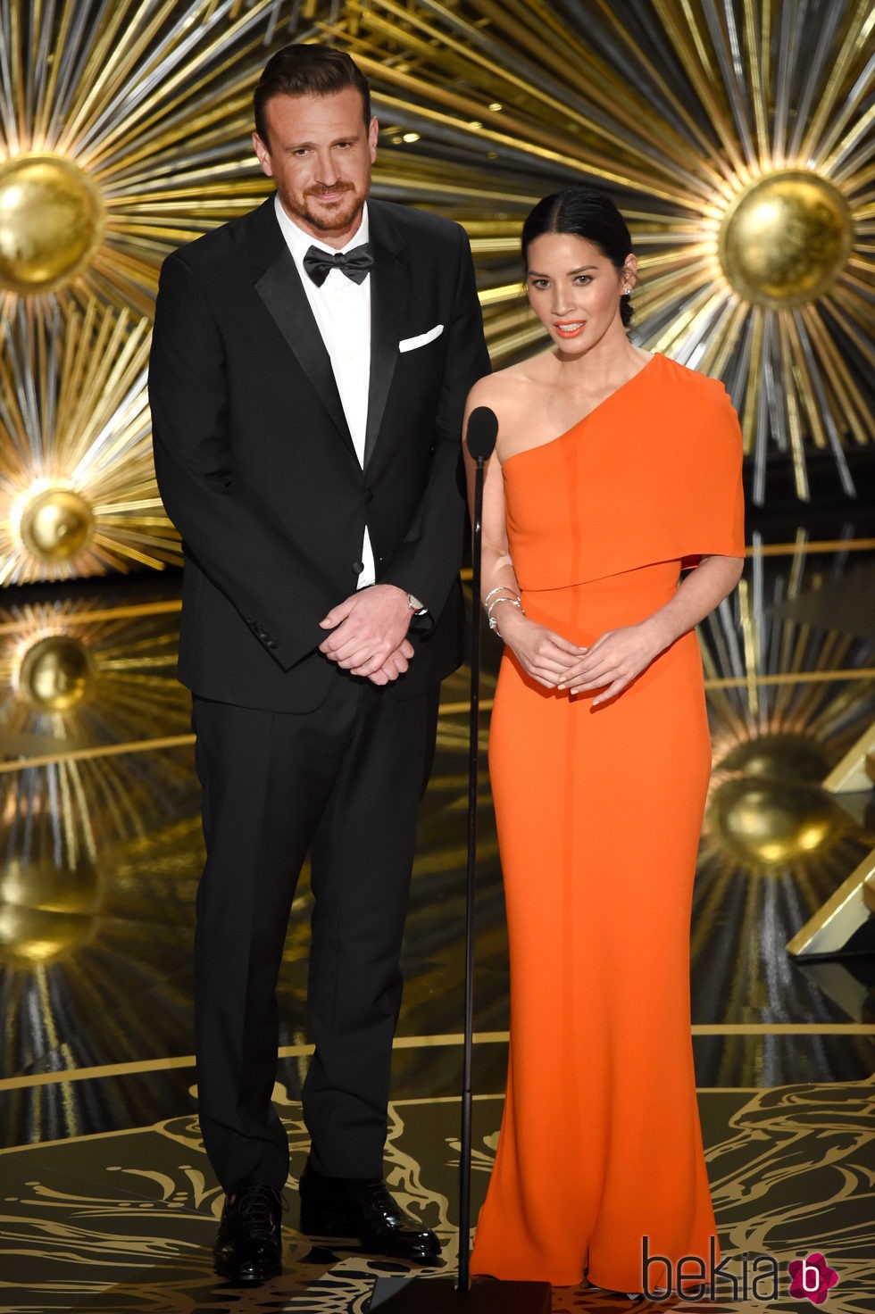 Jason Segel y Olivia Munn dando un estatuilla gala de los Premios Oscar 2016