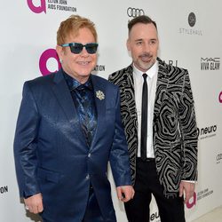 David Furnish y Elton John en la fiesta que organizan tras los Oscar 2016