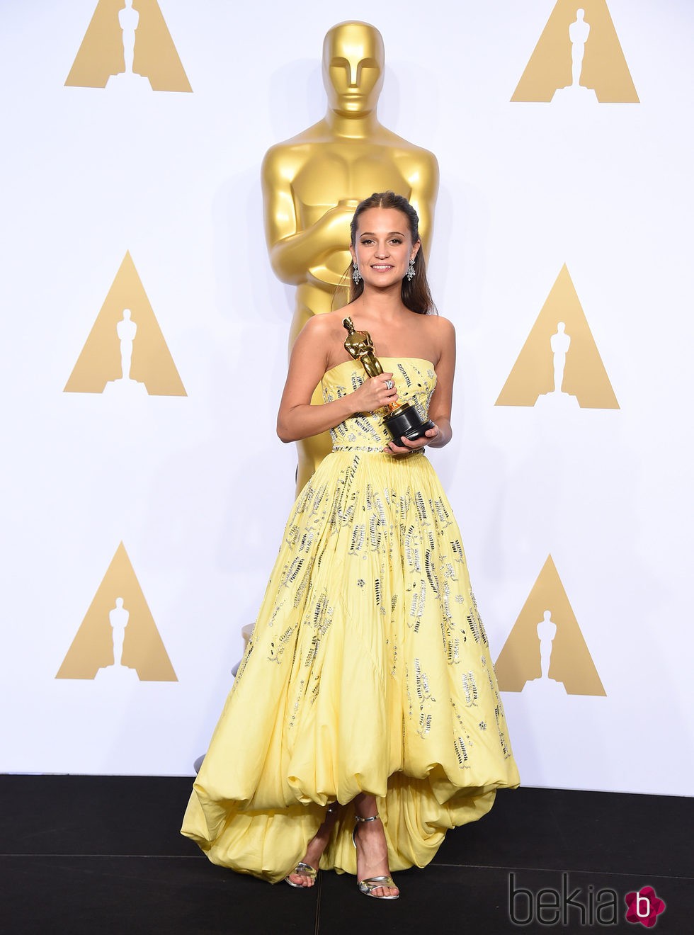 Alicia Vikander posando con su Oscar 2016 a Mejor Actriz de Reparto
