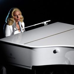 Lady Gaga durante su actuación en los Premios Oscar 2016