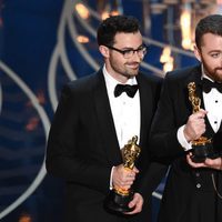 Jimmy Napes y Sam Smith recogiendo su estatuilla de los Premios Oscar 2016