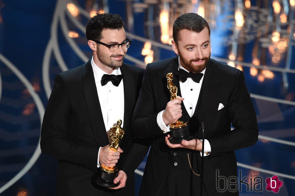 Jimmy Napes y Sam Smith recogiendo su estatuilla de los Premios Oscar 2016