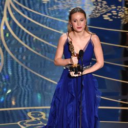 Brie Larson recogiendo su Oscar 2016 a Mejor Actriz