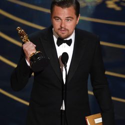Leonardo DiCaprio recogiendo su Oscar 2016 a Mejor Actor