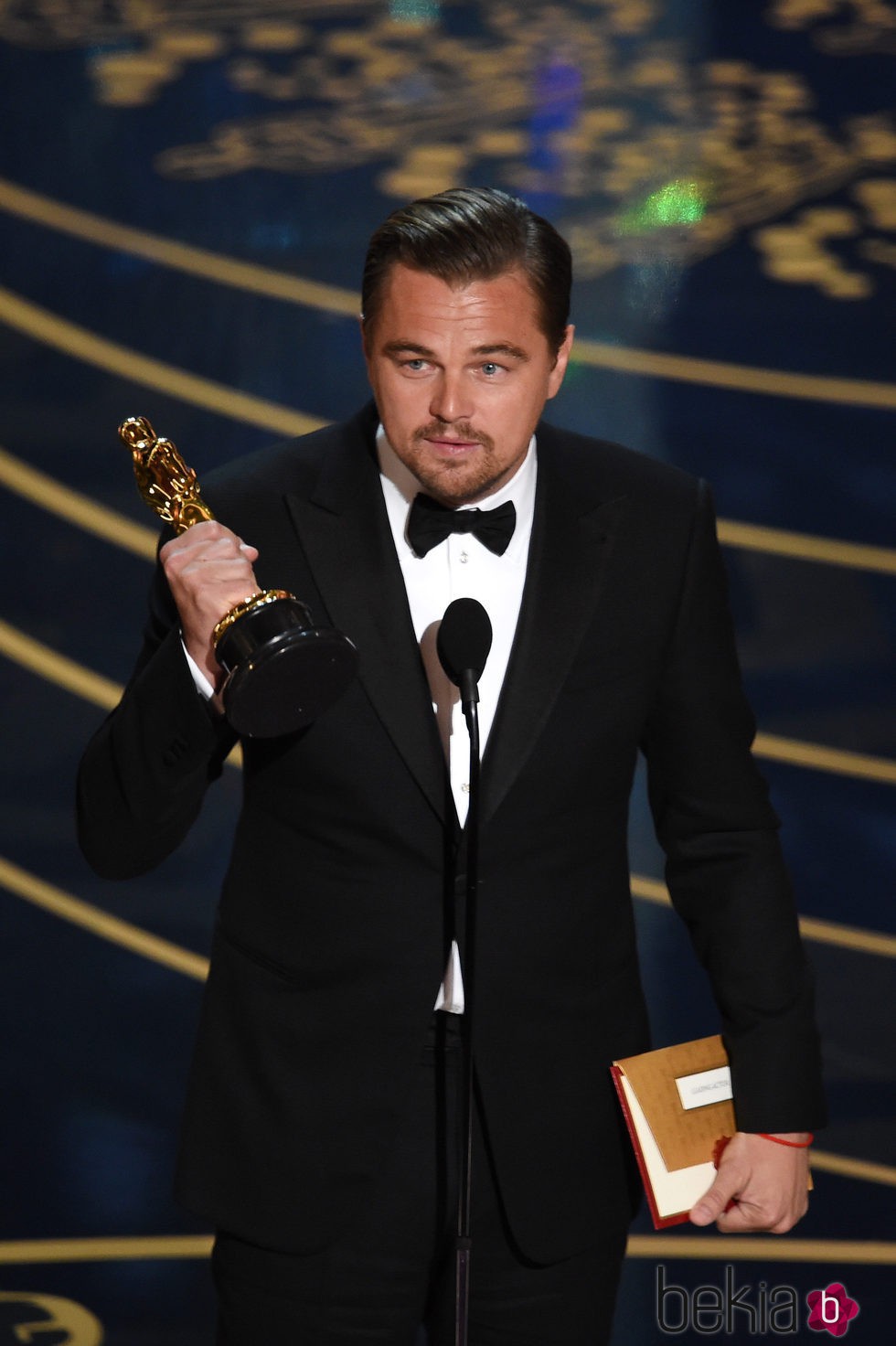 Leonardo DiCaprio recogiendo su Oscar 2016 a Mejor Actor