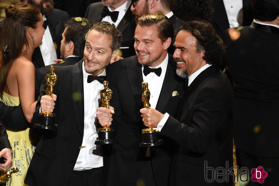 Leonardo DiCaprio, Alejandro Iñárritu y  Emmanuel Lubezki posando juntos con sus Oscar 2016 por 'El Renacido'