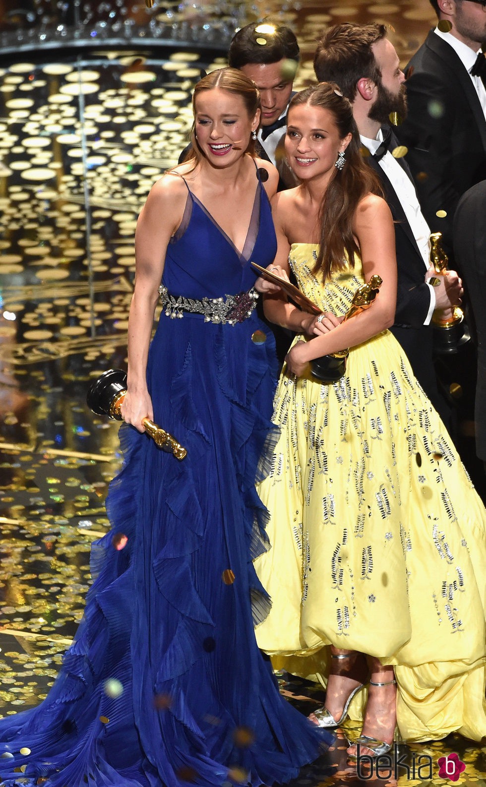 Brie Larson y Alicia Vikander posando junto a sus Oscar 2016 a Mejor Actriz y Mejor Actriz de Reparto