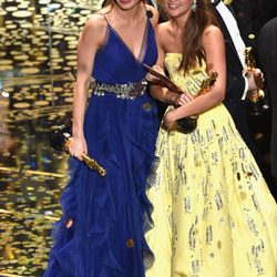 Brie Larson y Alicia Vikander posando junto a sus Oscar 2016 a Mejor Actriz y Mejor Actriz de Reparto