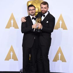 Jimmy Napes y Sam Smith posando con su Oscar 2016 a Mejor Canción