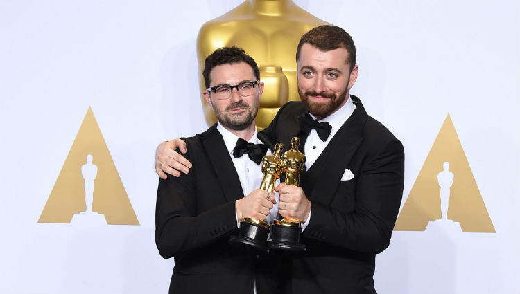 Jimmy Napes y Sam Smith posando con su Oscar 2016 a Mejor Canción